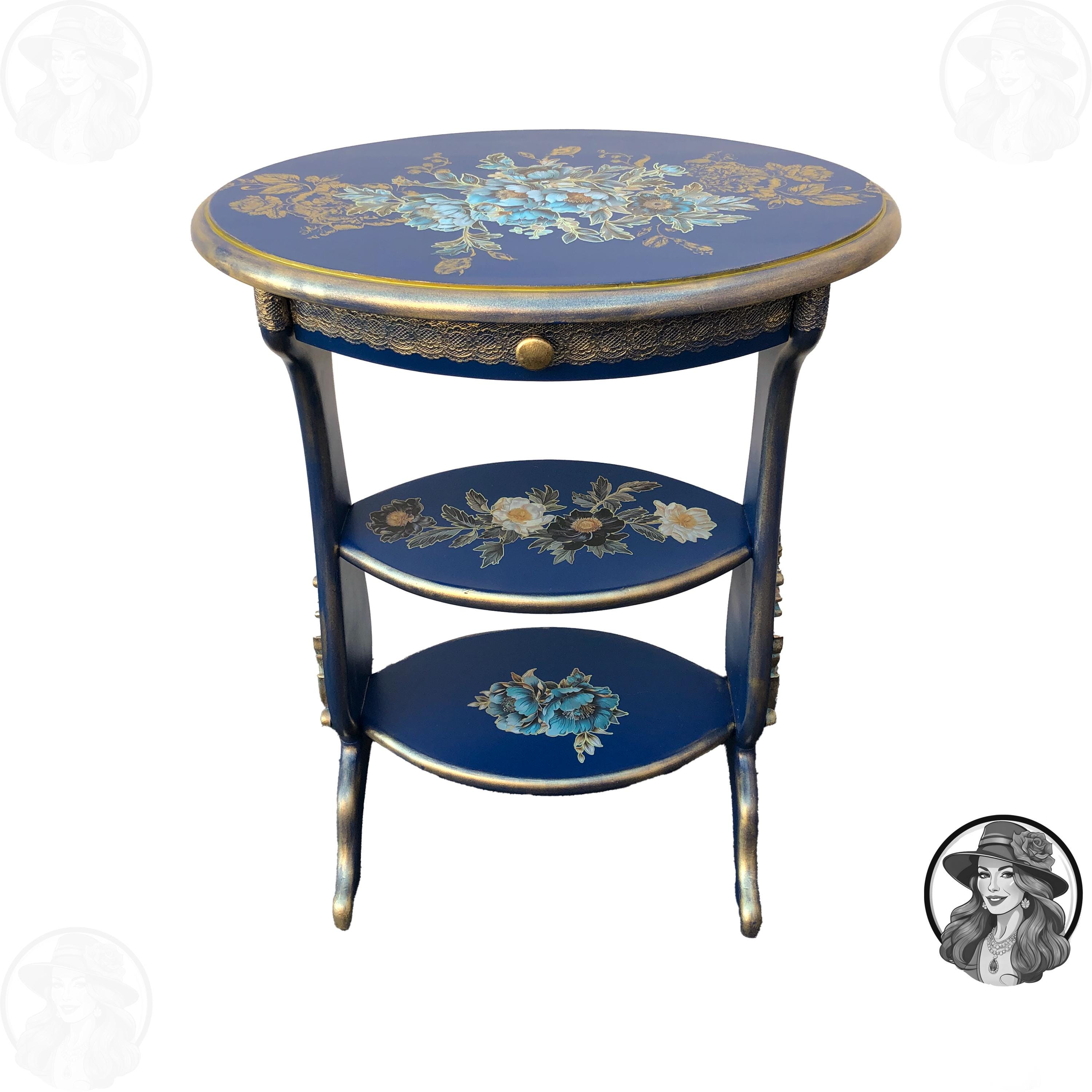 Table D'appoint Française Avec Surfaces Florales Décorées À La Main Et Détails En Cire Dorée