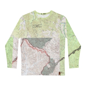 Könnte beinhalten: Eine weiße Keramiktasse mit schwarzem Henkel und dem Text "But First, Coffee" in handschriftlichem Stil. Die Tasse steht auf einer weißen Oberfläche. Die Tasse ist etwa 10 cm hoch.