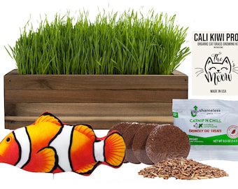 Peut inclure: Un pot en bois avec de l'herbe verte qui pousse à l'intérieur. Le pot est sur une surface blanche. Il y a trois friandises croquantes au catnip et au chill brunes, un sac de friandises croquantes au catnip et au chill et un sac de graines d'herbe à chat. Le sac de graines d'herbe à chat porte le texte "Cali Kiwi Pros Organic Cat Grass Growing Kit The Meow Made in USA". Le sac de friandises croquantes au catnip et au chill porte le texte "Shameless Pets Catnip N Chill Crunchy Cat Treats Net Wt 0.5 oz (14.2 g)".