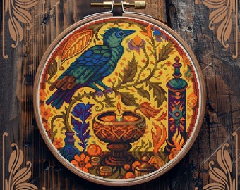 Op de afbeelding: Geteld kruissteekpatroon met een kleurrijke vogel die op een tak zit met een kom, een fles en andere bloemmotieven. Het patroon is ingelijst in een ronde houten ring. "Counted cross-stitch pattern by StitchingLand ©" is onder de ring gedrukt.