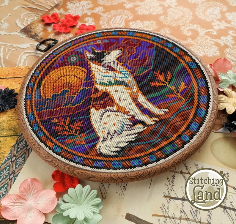 Peut inclure: Une broderie au point de croix circulaire dans un cerceau en bois, repr&eacute;sentant un loup stylis&eacute; sur un fond color&eacute;. Le loup est blanc avec des marques noires et est entour&eacute; d'une vari&eacute;t&eacute; de couleurs, notamment l'orange, le violet, le bleu et le vert. La broderie est encadr&eacute;e par un cerceau en bois brun.