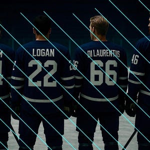 Puede incluir: Cuatro jugadores de hockey con camisetas azul marino con rayas y números blancos. Las camisetas muestran los nombres Graham, Logan, Di Laurentiis y Tucker, con los números 44, 22, 66 y 46. Los jugadores se ven de espaldas, de pie sobre el hielo.
