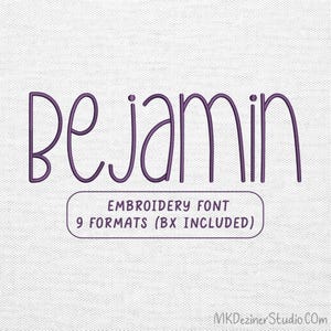 Puede incluir: Un diseño de fuente de bordado púrpura que deletrea "Bejamin" en un estilo caprichoso y escrito a mano. Debajo del nombre hay una etiqueta rectangular con el texto "EMBROIDERY FONT" y "9 FORMATS (BX INCLUDED)". El fondo es una tela clara texturizada.