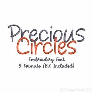Könnte beinhalten: Ein digitales Grafikdesign mit den Worten "Precious Circles" in handschriftlichem Stil, wobei "Precious" dunkelgrau und "Circles" orange ist. Darunter steht "Embroidery Font" und "9 Formats (BX Included)".