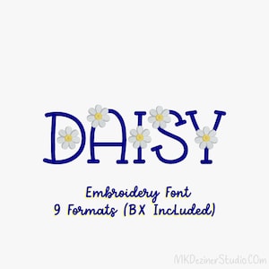 Może przedstawiać: Ciemnoniebieski tekst "DAISY" z akcentami kwiatów stokrotki. Poniżej tekst "Embroidery Font" i "9 Formats (BX Included)". Tło jest białe.
