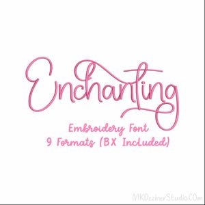 Puede incluir: Un diseño de fuente rosa en cursiva que dice "Enchanting". Debajo de la palabra, el texto dice "Embroidery Font" y "9 Formats (BX Included)". El diseño está sobre un fondo blanco. La esquina inferior derecha tiene el texto "MKDezinerStudio.com".