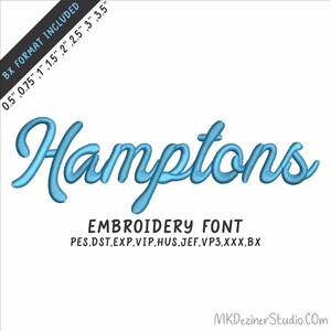 Puede incluir: Un diseño de fuente de bordado digital que muestra la palabra Hamptons en un estilo de escritura cursiva azul claro con puntada satinada. La imagen incluye texto con formatos PES, DST, EXP, VIP, HUS, JEF, VP3, XXX, BX y tamaños 0.5, 0.75, 1, 1.5, 2, 2.5, 3, 3.5.