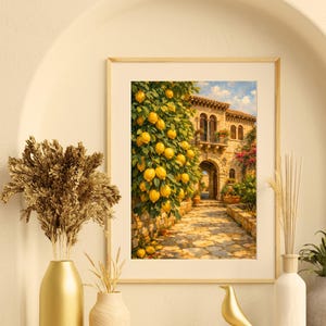 Peut inclure: Une impression d'art encadrée représentant une villa en pierre ensoleillée avec un citronnier luxuriant chargé de fruits jaunes vifs au premier plan. La scène montre un chemin pavé menant vers une arche en pierre sous un ciel bleu clair.