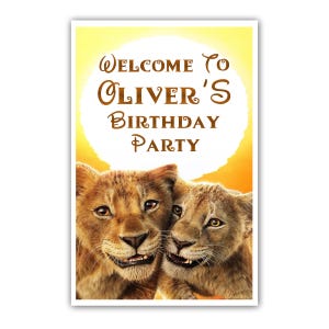 Letrero de bienvenida personalizado de Mufasa – 30 x 45 cm – Impreso en cartón 100 % – Embalaje en tubo gratuito