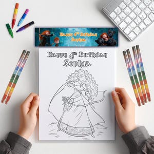 以下が含まれることがあります： 弓矢を持ったキャラクターの漫画イラストが描かれた塗り絵ページで、「Happy 4th Birthday Sophia」という文字が入っています。画像は手で持ち、マーカーと、同じテキストのバナーが付いています。