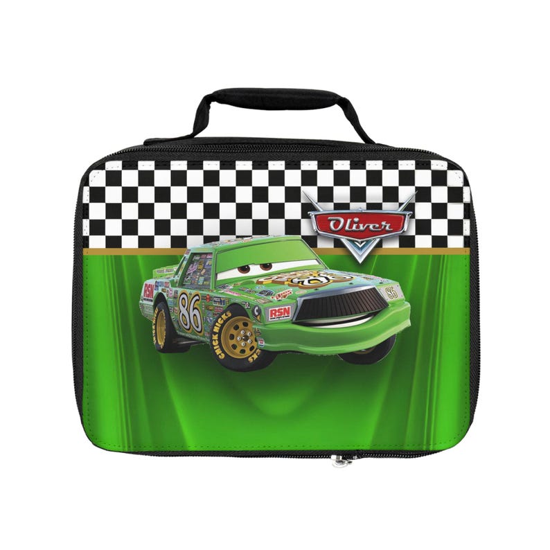 Puede incluir: Bolsa de almuerzo verde con un coche de carreras de dibujos animados con el n&uacute;mero 86. La bolsa tiene un asa y cremallera negras, con un patr&oacute;n de bandera a cuadros en la parte superior. El coche tiene ruedas doradas y el nombre "Oliver".