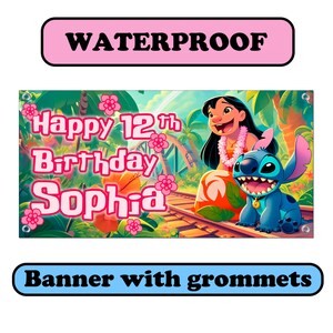 Pu&ograve; includere: Un banner colorato con i personaggi Lilo e Stitch, con la scritta "Happy 12th Birthday Sophia". Il banner ha uno sfondo tropicale e la parola "WATERPROOF" in alto. C'&egrave; anche scritto "Banner with grommets".