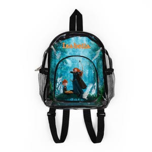 Puede incluir: Mochila negra y transparente con una ilustración de una mujer pelirroja con arco y flecha en un bosque. El nombre "Isabella" está impreso en naranja. La mochila tiene correas negras y bolsillos laterales de malla.