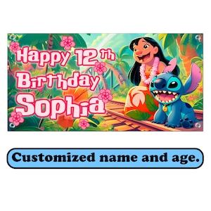 Pu&ograve; includere: Un banner colorato con i personaggi di Lilo e Stitch con la scritta "Happy 12th Birthday Sophia." Il banner ha un tema tropicale con fiori e palme. La parte inferiore del banner recita "Customized name and age."