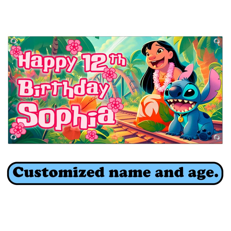 Pu&ograve; includere: Un banner colorato con i personaggi di Lilo e Stitch con la scritta "Happy 12th Birthday Sophia." Il banner ha un tema tropicale con fiori e palme. La parte inferiore del banner recita "Customized name and age."