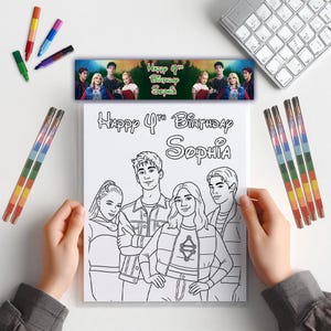 Puede incluir: Un libro para colorear con el texto "Happy 4th Birthday Sophia" y personajes de dibujos animados. La imagen incluye rotuladores de colores y una pancarta decorativa con un grupo de personas. El libro para colorear está sostenido por una persona.