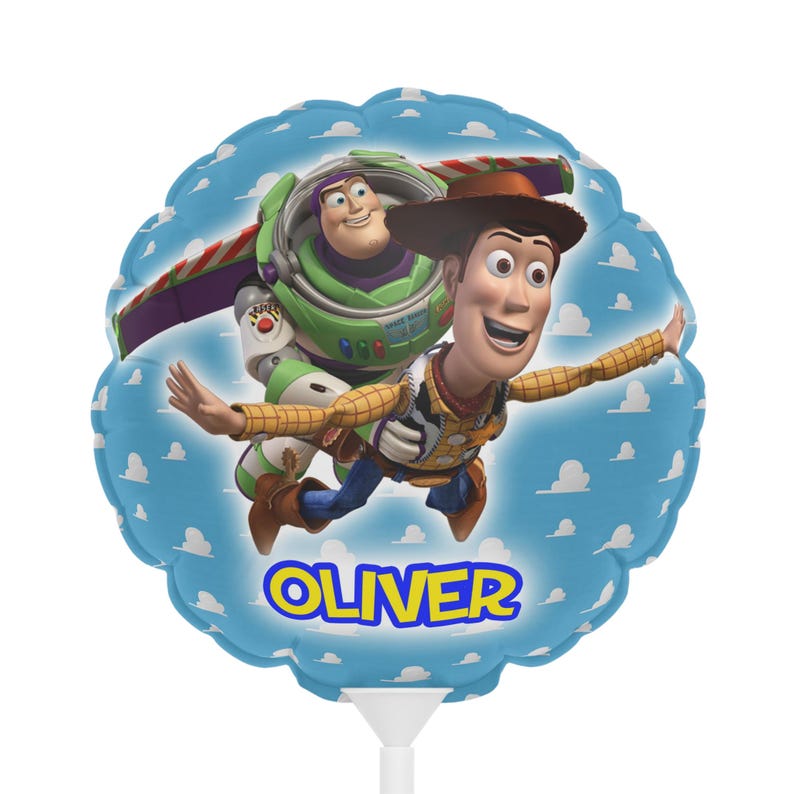 K&ouml;nnte beinhalten: Runder, blauer Folienballon mit den Figuren Woody und Buzz Lightyear aus Toy Story. Der Ballon hat einen Hintergrund mit Wolkenmuster und den Namen "OLIVER" in Gelb und Blau.
