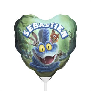 以下が含まれることがあります： 青いヘビ、ウサギ、キツネのイラストが描かれたハート型の風船。風船には「SEBASTIEN」という名前が青い縁取りで白く書かれています。背景は緑の森のシーンです。
