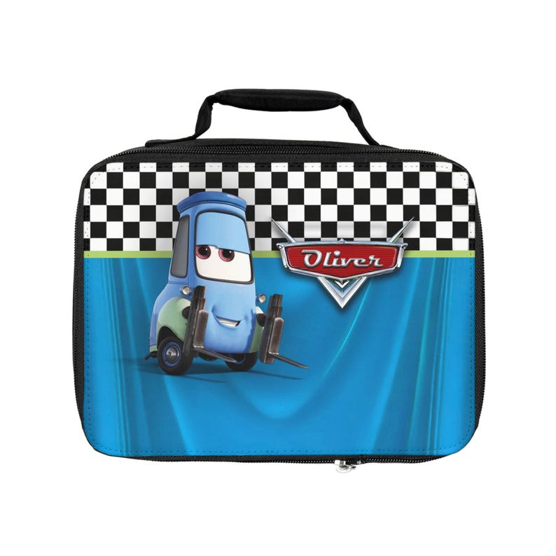 Puede incluir: Una bolsa de almuerzo azul y negra con un personaje de dibujos animados de coche con una cara sonriente. La bolsa tiene un asa y cremallera negras, con un patr&oacute;n de cuadros en la parte superior y el nombre "Oliver" en la parte delantera.