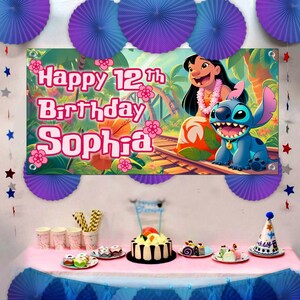 Pu&ograve; includere: Un banner per feste di compleanno con Lilo e Stitch, con la scritta "Happy 12th Birthday Sophia". Lo striscione &egrave; decorato con fiori rosa e ambientato su uno sfondo tropicale. Un tavolo da festa &egrave; allestito con torta, cupcake e cappellini.