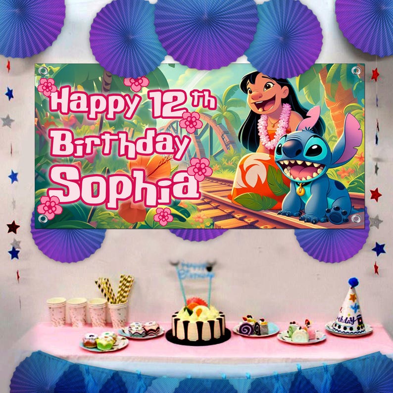 Pu&ograve; includere: Un banner per feste di compleanno con Lilo e Stitch, con la scritta "Happy 12th Birthday Sophia". Lo striscione &egrave; decorato con fiori rosa e ambientato su uno sfondo tropicale. Un tavolo da festa &egrave; allestito con torta, cupcake e cappellini.