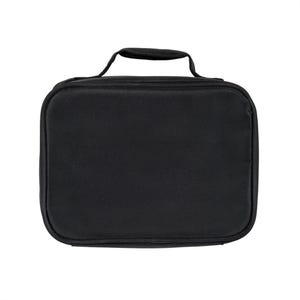 Puede incluir: Una bolsa de almuerzo rectangular negra con un asa superior. La bolsa tiene un cierre de cremallera y una forma redondeada. La bolsa est&aacute; hecha de un material negro liso.