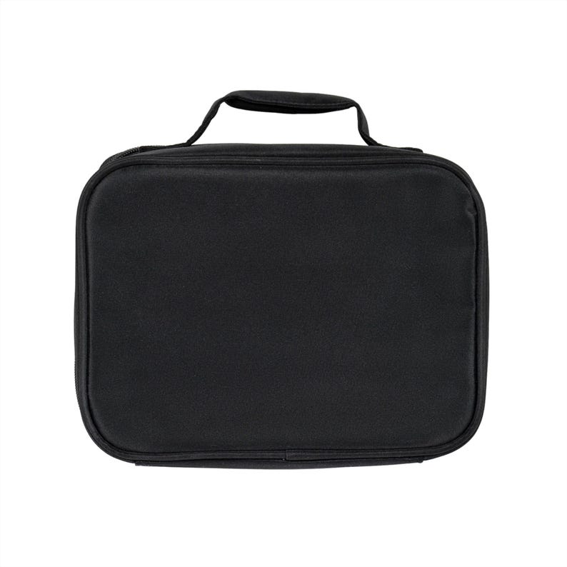 Puede incluir: Una bolsa de almuerzo rectangular negra con un asa superior. La bolsa tiene un cierre de cremallera y una forma redondeada. La bolsa est&aacute; hecha de un material negro liso.