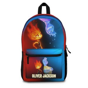 Puede incluir: Mochila colorida con diseño de personajes animados en tonos rojos, azules y morados. Cuenta con asa y correas negras, un bolsillo frontal y el nombre "OLIVER JACKSON" impreso en la parte inferior.