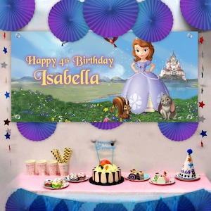 Peut inclure: Scène de fête d'anniversaire avec une bannière « Joyeux 4e anniversaire Isabella ». La bannière présente une princesse de dessin animé, un écureuil et un lapin. La table est dressée avec un gâteau, des petits gâteaux et des chapeaux de fête.