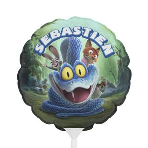 以下が含まれることがあります： 黄色い目と大きな笑顔の青いヘビと漫画のキャラクターが描かれた丸い風船。「Sebastien」という名前が上部に白い文字で書かれています。背景には森のシーンが描かれています。