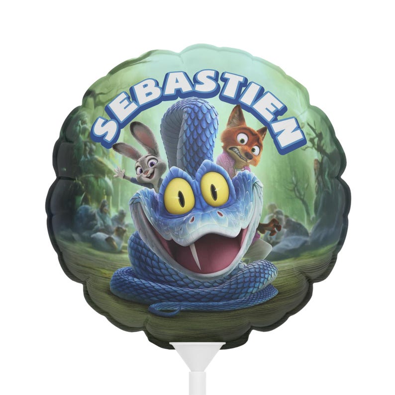以下が含まれることがあります： 黄色い目と大きな笑顔の青いヘビと漫画のキャラクターが描かれた丸い風船。「Sebastien」という名前が上部に白い文字で書かれています。背景には森のシーンが描かれています。