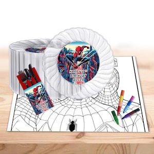 Puede incluir: Platos blancos con borde festoneado con un diseño de Spider-Man. También hay un portacubiertos a juego y un mantel individual para colorear con crayones. Los platos y el soporte dicen "Happy 6th Birthday Oliver."