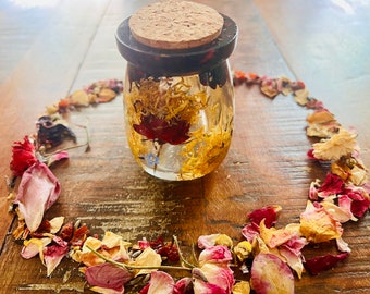 Vaso botanico con coperchio in sughero - Vaso in resina realizzato con rose biologiche, calendula, non ti scordar di me, ibisco. Ogni barattolo è personalizzato, alcuni possono variare leggermente