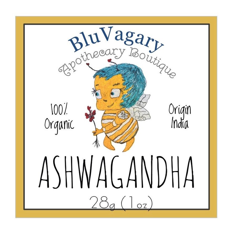 Pode incluir: Um r&oacute;tulo amarelo e branco com uma ilustra&ccedil;&atilde;o de abelha de desenho animado. O r&oacute;tulo diz "Blu Vagary Apothecary Boutique", "100% Organic", "Origin India", "ASHWAGANDHA" e "28g (1 oz)".