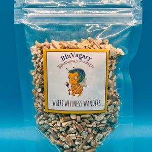 Pode incluir: Um saco de pl&aacute;stico transparente cheio de peda&ccedil;os de raiz seca de cor castanho claro e bege. O r&oacute;tulo diz "Blu Vagary Apothecary Boutique... Where Wellness Wanders..."