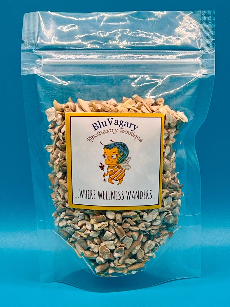 Pode incluir: Um saco de pl&aacute;stico transparente cheio de peda&ccedil;os de raiz seca de cor castanho claro e bege. O r&oacute;tulo diz "Blu Vagary Apothecary Boutique... Where Wellness Wanders..."