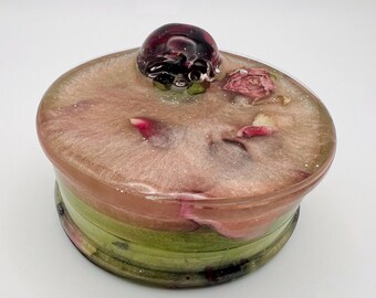 Handgemaakte bloemenmolen met biologische rozenblaadjes en schedel