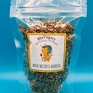 Puede incluir: Una bolsa de plástico transparente llena de hierbas secas. La bolsa tiene una etiqueta que dice "Blu Vagary Apothecary Boutique...where wellness wanders."