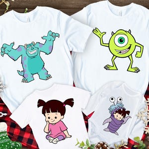 Puede incluir: Camisetas blancas y un body para beb&eacute; con personajes de dibujos animados de la pel&iacute;cula Monstruos S.A. Las camisetas muestran a Sully y Mike Wazowski. El body tiene un dise&ntilde;o de Boo.