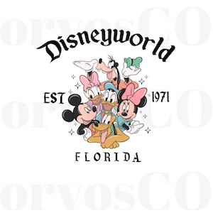 Puede incluir: Un logotipo de estilo vintage para Disney World con Mickey Mouse, Minnie Mouse, Donald Duck, Goofy y Pluto. El logotipo incluye el texto "Disneyworld", "EST 1971" y "FLORIDA".