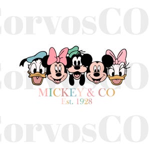Puede incluir: Un gráfico con las caras de Pato Donald, Minnie Mouse, Goofy, Mickey Mouse y Daisy Duck. El texto "MICKEY & CO" está debajo de los personajes, con "Est. 1928" debajo. El diseño tiene un fondo blanco.