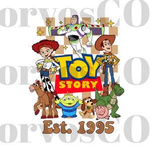 Può includere: Personaggi di Toy Story, tra cui Woody, Buzz Lightyear, Jessie, Rex e Hamm. I personaggi sono disposti davanti a uno sfondo a scacchi con le parole "Toy Story" e "Est. 1995".