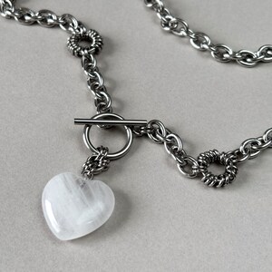 The crystal pendant made from clear quartz and chunky chain makes this piece of jewelry bold and edgy.
