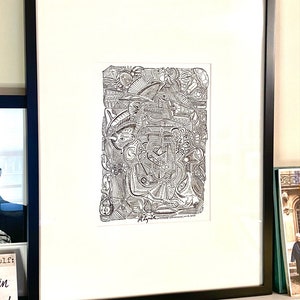 Puede incluir: Una impresión enmarcada en blanco y negro de un dibujo intrincado y detallado. El dibujo está lleno de formas y patrones abstractos, creando un diseño complejo y visualmente interesante. La impresión está firmada en la esquina inferior derecha.