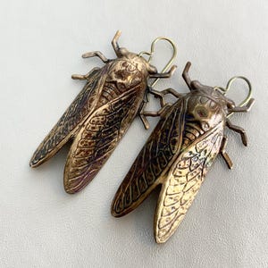 Pendientes vintage de cigarra de latón: ganchos de titanio, hipoalergénicos