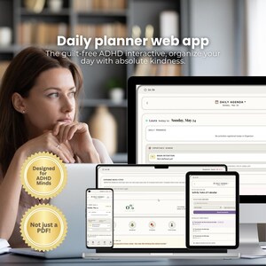 Pode incluir: Uma aplicação web de planeamento diário exibida num monitor de computador, um portátil e um smartphone. A interface inclui uma agenda diária, acompanhamento de progresso e listas de tarefas. Dois emblemas dourados circulares indicam Designed for ADHD Minds e Not just a PDF.