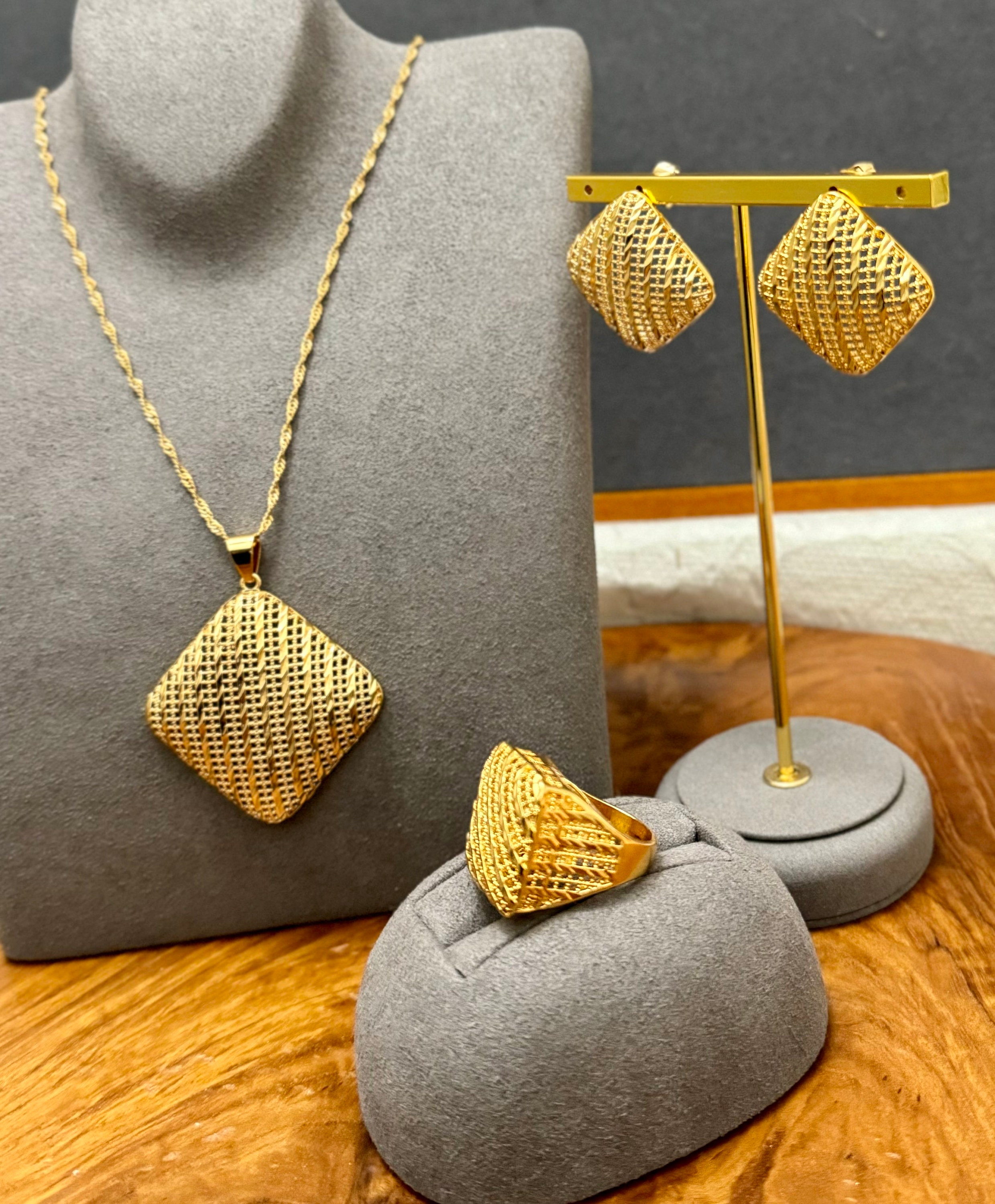 Gold jewelry set for women discount
