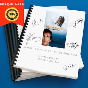 Puede incluir: Un guion encuadernado en blanco y negro para la película "Eternal Sunshine of the Spotless Mind" con el título y un guion de Charlie Kaufman. El guion está firmado por los actores Kate Winslet, Jim Carrey, Mark Ruffalo y Elijah Wood.