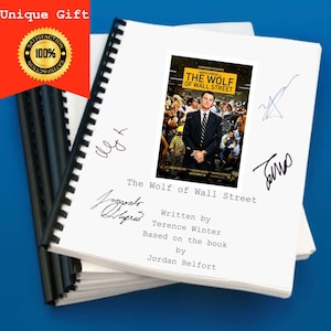 Puede incluir: Una libreta blanca con una encuadernación en espiral negra. La libreta tiene un póster de película de "El lobo de Wall Street" en la portada. El póster presenta a Leonardo DiCaprio con un traje. La libreta también tiene el título "El lobo de Wall Street" escrito en la portada, junto con las palabras "Escrito por Terence Winter" y "Basado en el libro de Jordan Belfort".