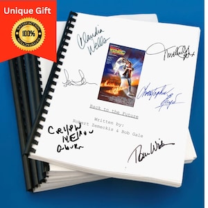 Könnte beinhalten: Ein weißes, spiralgebundenes Drehbuch für den Film "Zurück in die Zukunft" mit mehreren Autogrammen, darunter "Claudia Wells", "Christopher Lloyd", "Bob Gale" und "Robert Zemeckis".